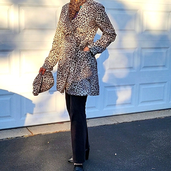 NWOT Leopard Print Trenchcoat! BONUS Carry-case or clutch purse! M - Picture 5 of 17
